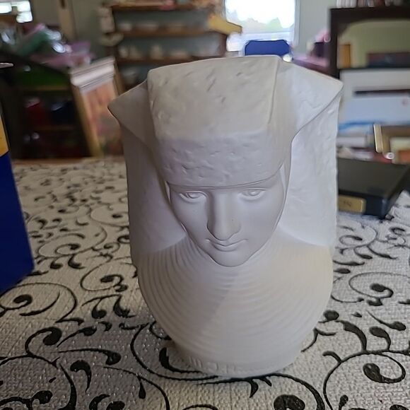 M.J.Hummel Bust  - Picture 4 of 14